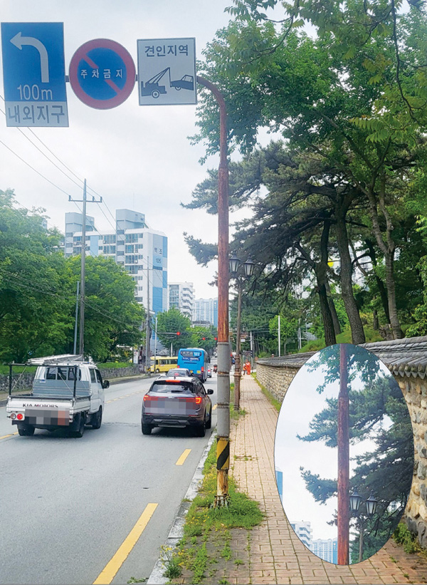 구지봉 수로왕비릉 주변 도로변의 녹쓴 교통 표지판이 보기 흉하다.